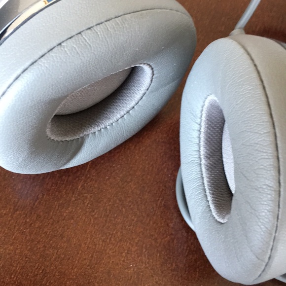 Beats Solo Headphones - Picture 3 of 4